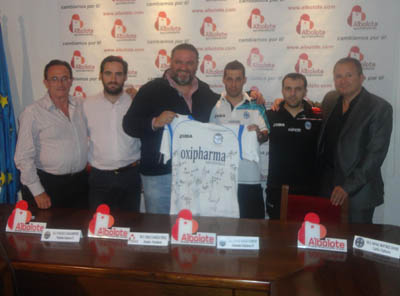 Pablo García recibió una camiseta firmada por todo el equipo
