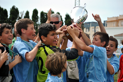 Los jugadores granadinos con la copa de campeones de Andalucía