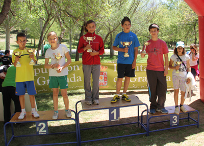 Los ganadores posan con sus trofeos
