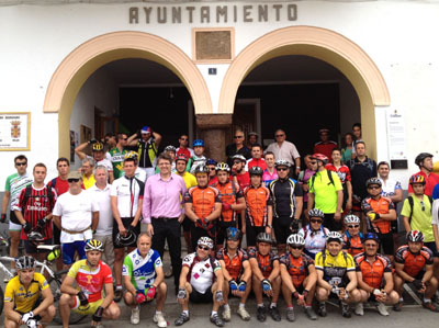 Los participantes posan en el Ayuntamiento de Cúllar