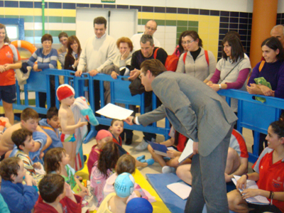 Granados durante los cursos de natación