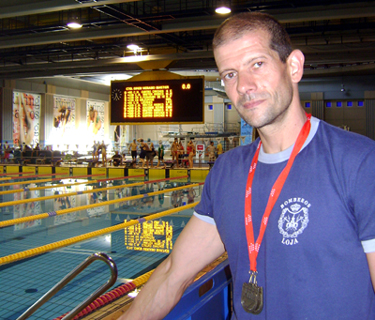 Francisco Javier González posa con una de sus medallas