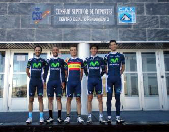 Los ciclistas a las puertas del CAR de Sierra Nevada (GRJ)
