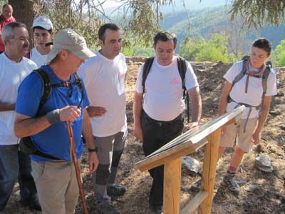 Los participantes observando la ruta a realizar 