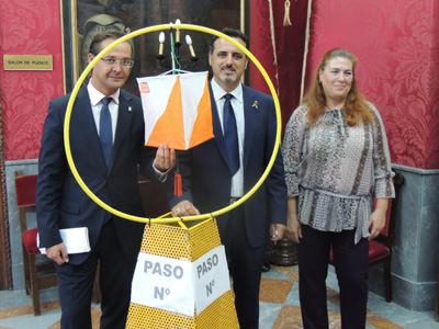 Antonio Granados (izquierda) junto a representantes de AMPA CHICO