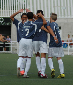 Los cadetes celebran uno de sus siete goles