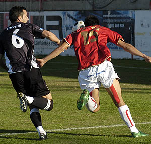 Juan Moreno ante el San Fernando (PACO AYALA) Juan Moreno ante el San Fernando (PACO AYALA)
