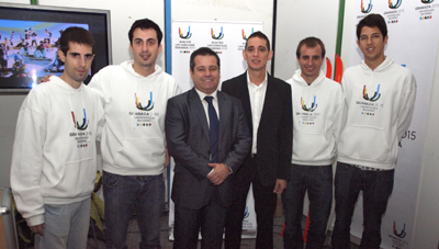 Aurelio Ureña junto a varios voluntarios de la Universiada