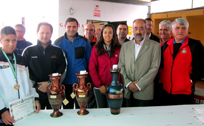 Los campeones posan junto a sus trofeos