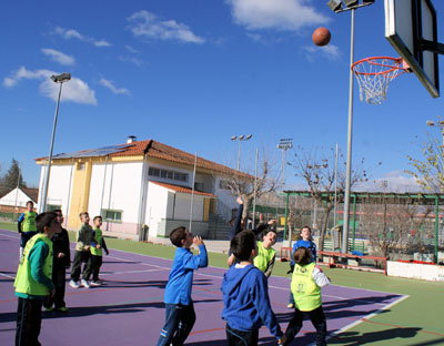 Escolares jugando al baloncesto en el Polideportivo alboloteño