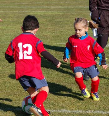 Los más pequeños disfrutan de una jornada de deporte 