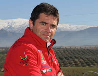 Miguel Puertas con Sierra Nevada al fondo 