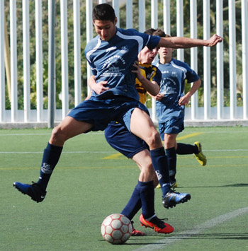 Enrique en el momento en el que le hacen penalti 