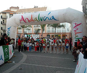 Los atletas en la línea de salida de Álora (GRJ)
