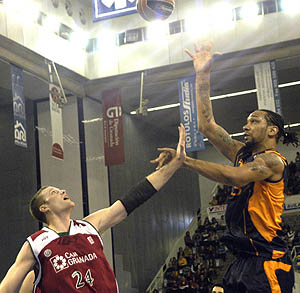 Borchardt bajo aro ante el Fuenlabrada (PACO AYALA) Borchardt bajo aro ante el Fuenlabrada (PACO AYALA)