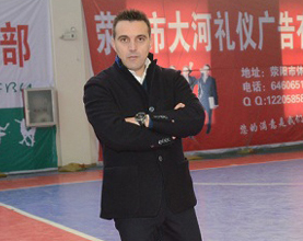Bruno García dirigiendo al club chino