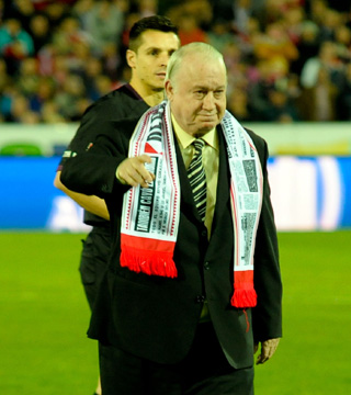 El exjugador rojiblanco Enrique Porta realizó el saque de honor (BALDOMERO)
