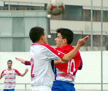 Una acción del encuentro entre el Granada CF y Fuengirola (LÁZARO)