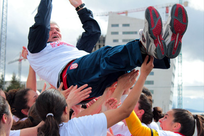 Las rojiblancas celebran el campeonato tras el partido. (J. M. ROMERO)