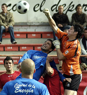 Darío despeja un balón en el área local (PACO AYALA)