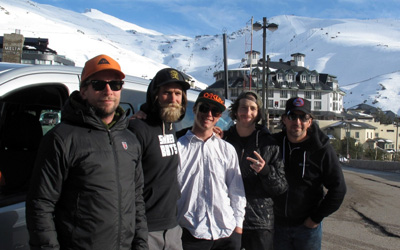 Representantes de MTV Canadá y el snowboarder Craig McMorris (centro)