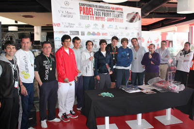 Entrega de premios para los campeones en categoría masculina 
