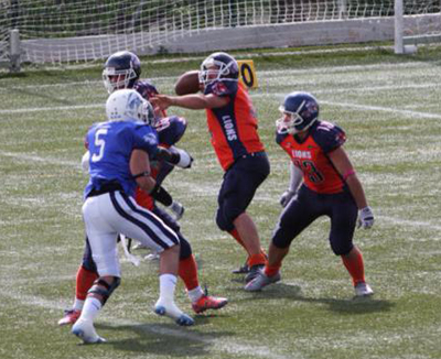 El Quarterback de Lions arma el brazo para lanzar un pase 