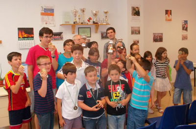Varios de los ganadores posan con sus trofeos 