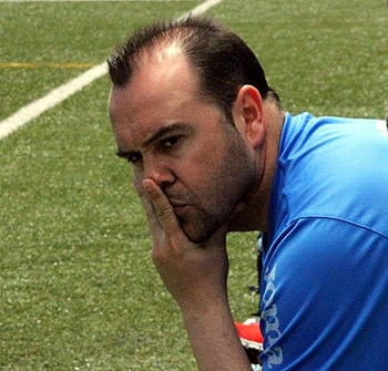 Manolo Rojas observa a sus pupilos desde el banquillo 