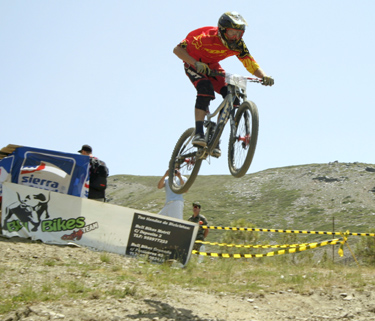 El descenso en bicicleta acerca el espectáculo a Sierra Nevada 