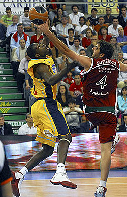 Gutiérrez tapona a Florent Pietrus (ACB.COM) Gutiérrez tapona a Florent Pietrus (ACB.COM)