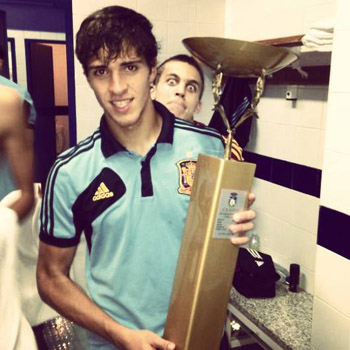 Marín posa con el trofeo conseguido 