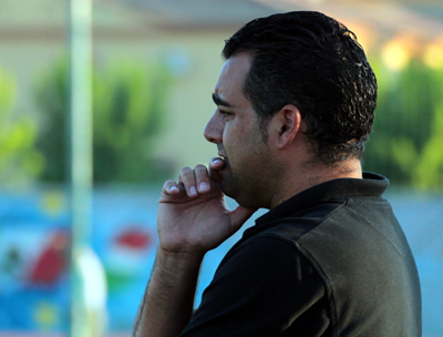Germán Crespo observa el encuentro desde la banda (JOSÉ M. ROMERO)