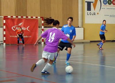 Elena conduce el balón ante el marcaje de una rival 