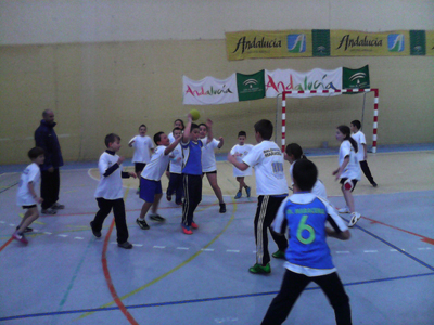 Los más pequeños comienzan a disfrutar del balonmano 