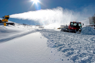 El cañón de nieve y las máquinas pisapistas trabajan al unísono 