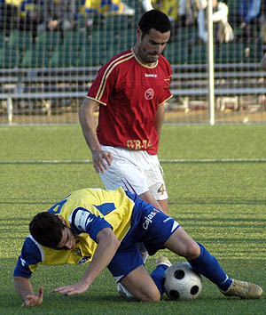 Juanma Pérez con un jugador cadista (PACO AYALA)