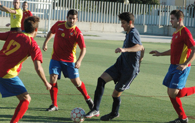 Un jugador del conjunto senior rodeado por los rivales 