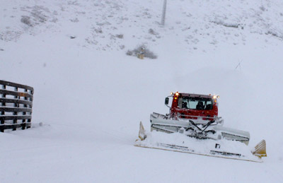 Una máquina quitanieves esta mañana en Sierra Nevada (CETURSA)