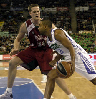 Curtis Borchart defendiendo a Bullock (PACO AYALA) Curtis Borchart defendiendo a Bullock (PACO AYALA)