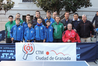 Granados juntos a los participantes en el torneo de tenis de mesa 