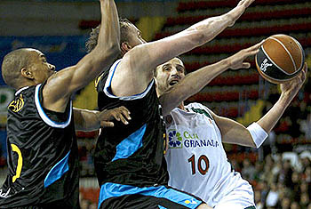Gianella intenta penetrar ante la defensa sevillana (ACBMEDIA) Gianella intenta penetrar ante la defensa sevillana (ACBMEDIA)
