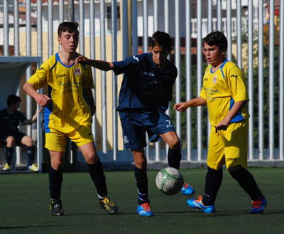 Jugador infantil en pleno partido 