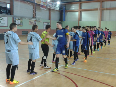 Los equipos se saludan antes del comienzo del encuentro 