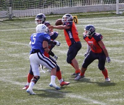 El quarterback de los Lions se dispone a lanzar un pase 