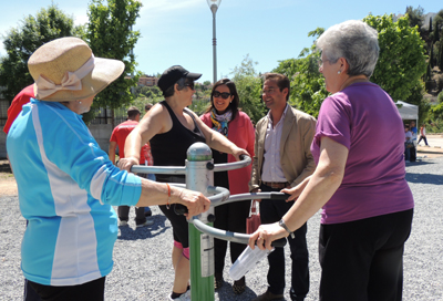 Granados conversa con algunas de las participantes 