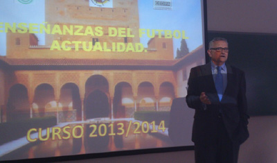 Francisco López Servio durante su conferencia