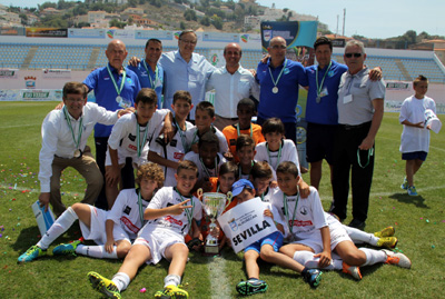 Los jugadores del combinado sevillano celebran la victoria (GRJ)