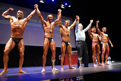 Nicolás Martín, concejal de Deportes, junto a varios de los participantes en el campeonato 