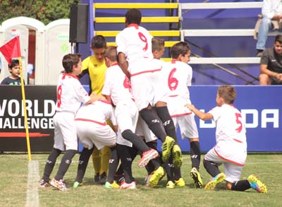 Los jugadores del Sevilla celebran un gol 